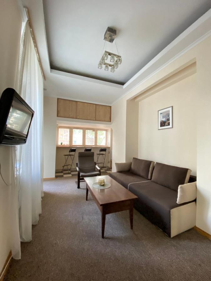 Family Apartment Lviv Exterior foto